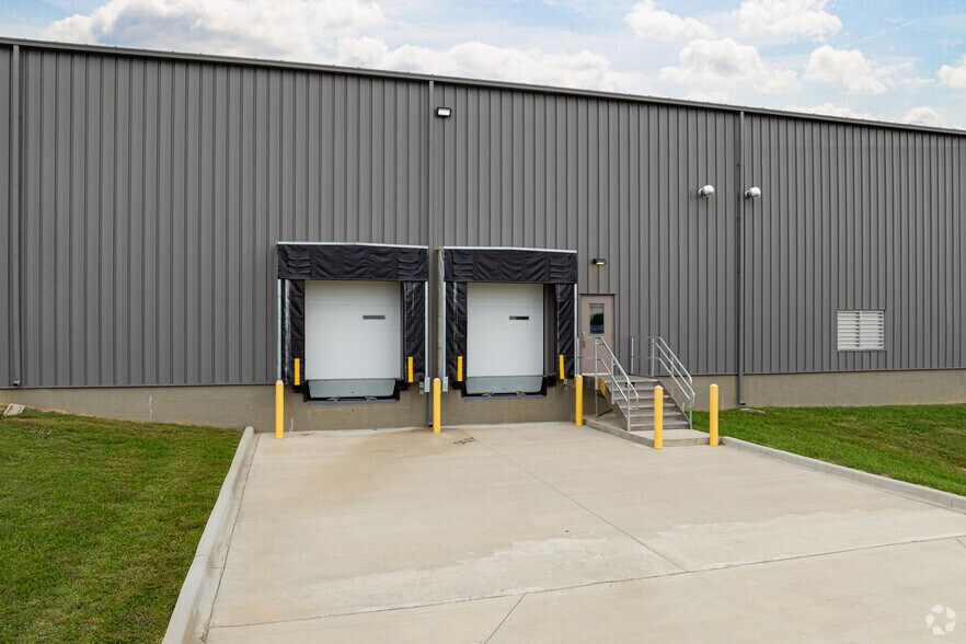 More Photos Of 1781 Kitty Hawk Dr, Elizabethtown Warehouse For Lease