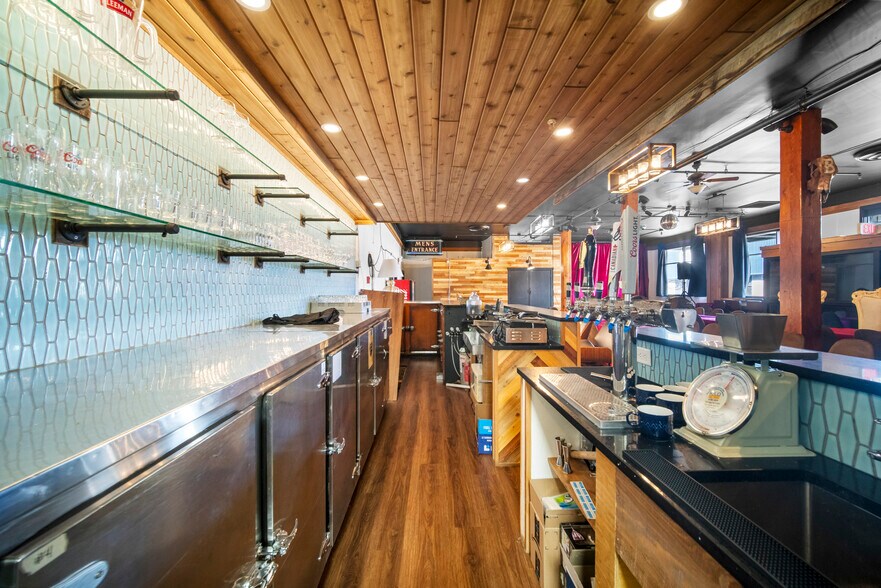 More Photos Of 45886 Wellington Ave, Chilliwack Hotel For Sale