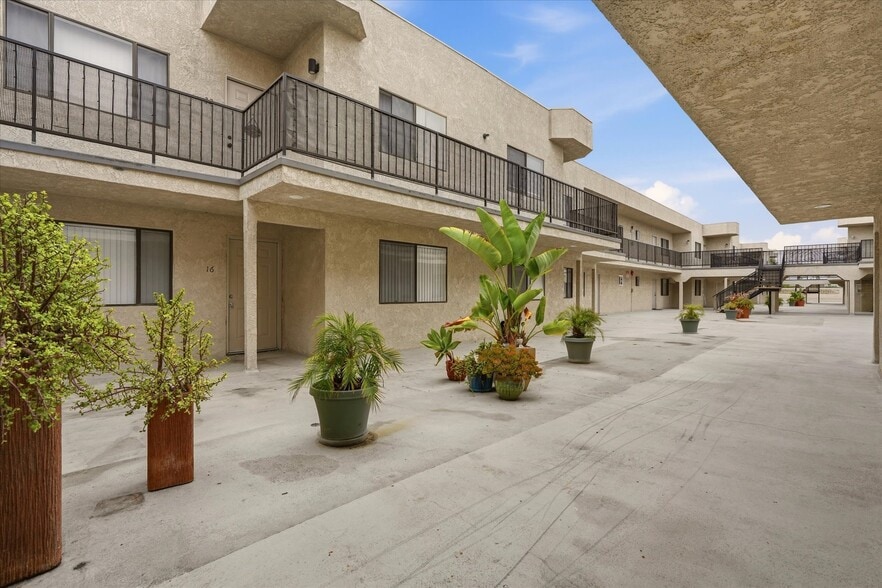 More Photos Of 13801 Yukon Ave, Hawthorne Apartments For Sale