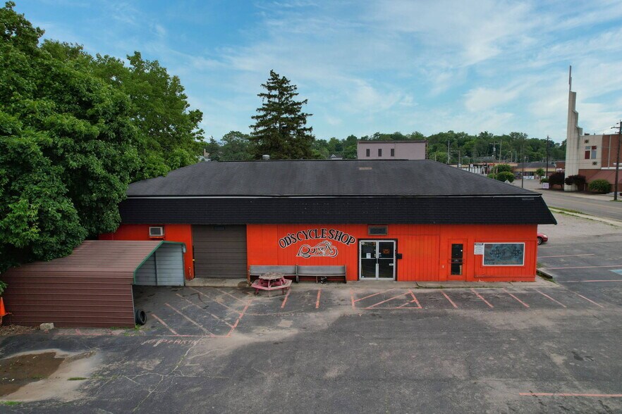 More Photos Of 140 S River St, Franklin Storefront For Sale