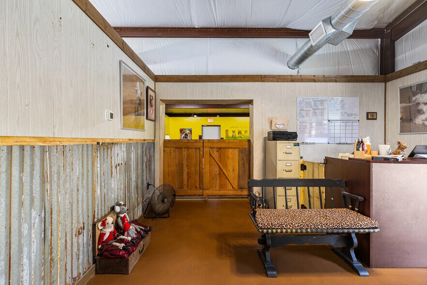 More Photos Of 819 N Main St, Gladewater Flex For Sale