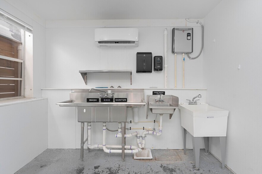 More Photos Of 1352 N Main St, Jacksonville Auto Dealership For Lease