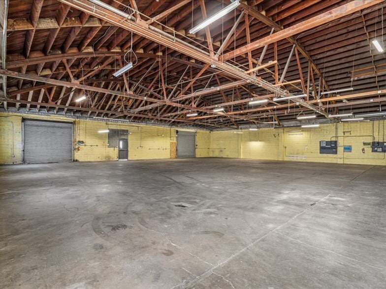 More Photos Of 2566 Bay Rd, Redwood City Service For Sale