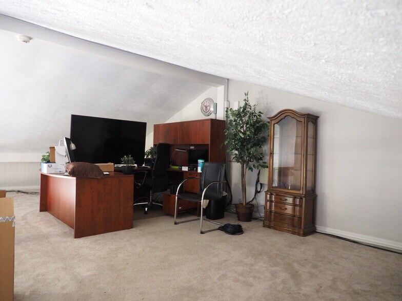 More Photos Of 9430 N Karen Dr, Mooresville Light Distribution For Lease
