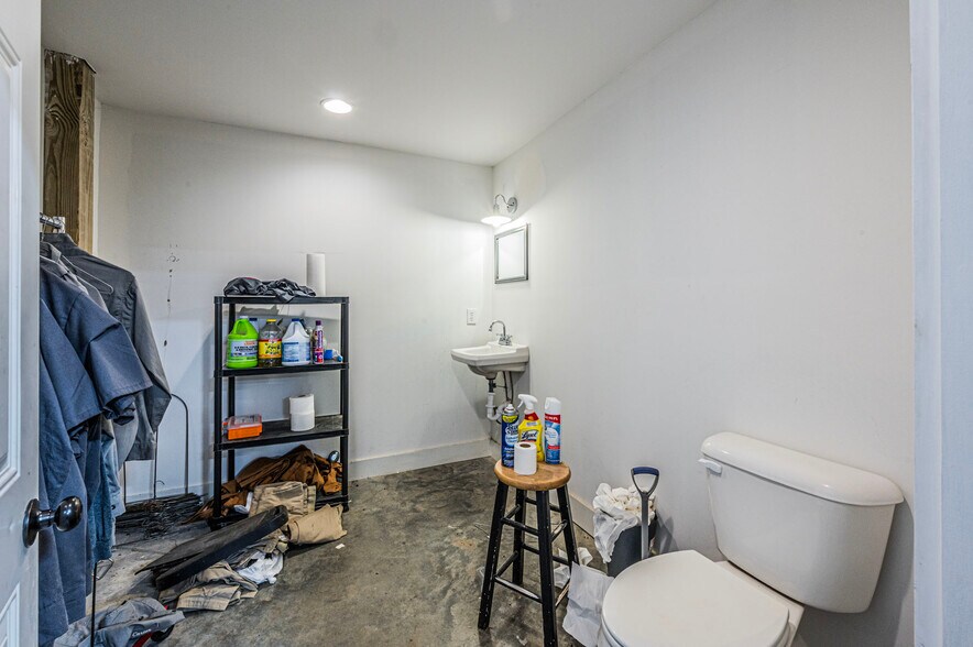 More Photos Of 923 Glen Lily Rd, Bowling Green Office For Sale