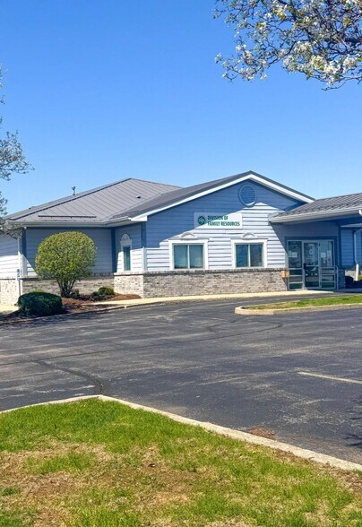 More Photos Of 2007 N Walnut St, Hartford City Office For Sale