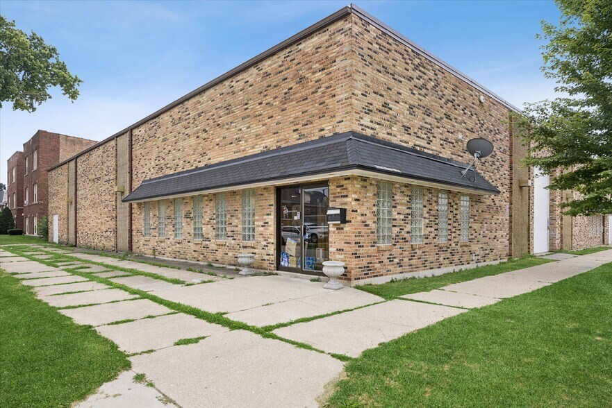 More Photos Of 4205-4215 Lawndale Ave, Lyons Manufacturing For Sale