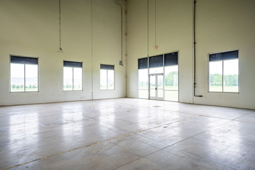 More Photos Of 3780 Tradeport Ct, Lockbourne Distribution For Lease