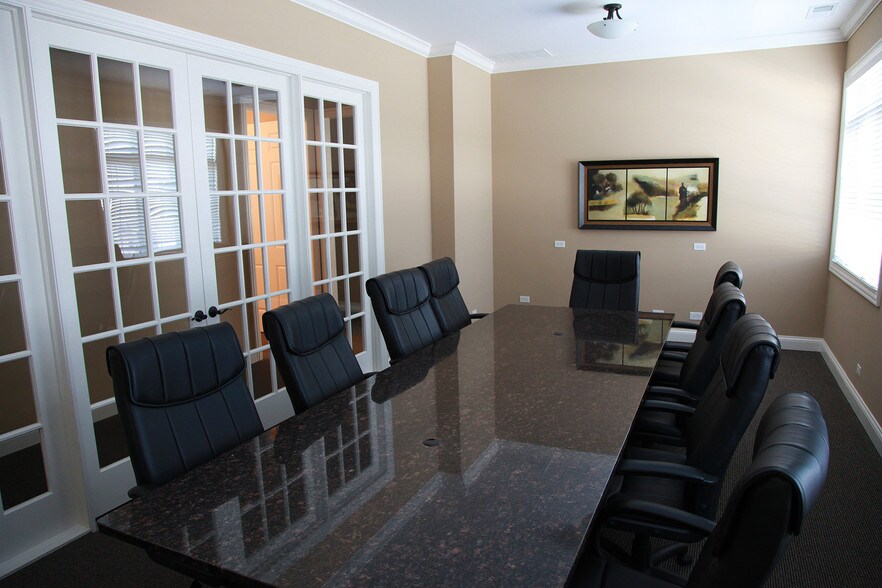 More Photos Of 700-730 Fox Glen Ct, Fox River Grove Medical For Lease