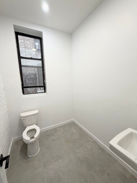 More Photos Of 157 Huron St, Brooklyn Apartments For Lease