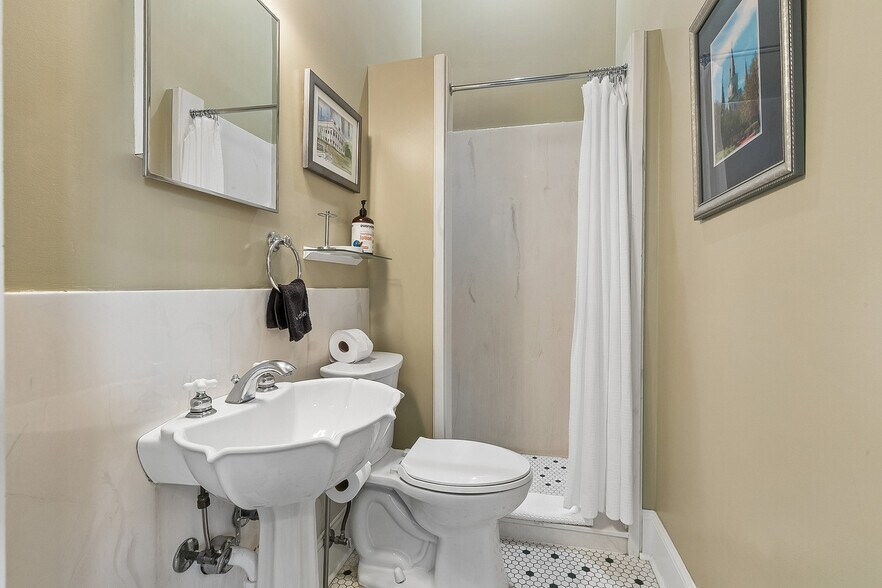 More Photos Of 2727 Saint Charles Ave, New Orleans General Retail For Sale