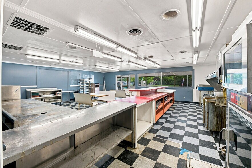 More Photos Of 346 W Jones St, Trenton Service Station For Lease