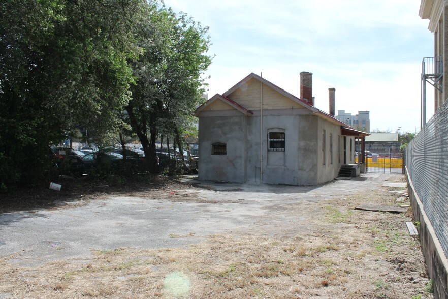 More Photos Of 233 W Travis St, San Antonio Storefront Retail Office For Lease