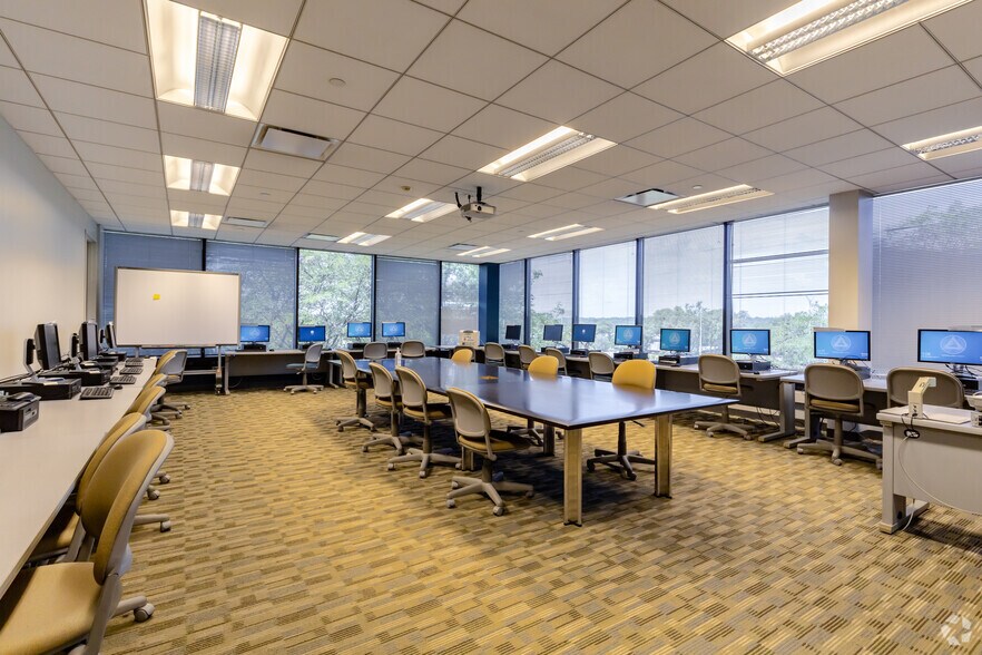 More Photos Of 850 Warrenville Rd, Lisle Office For Sale