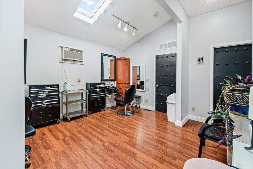 More Photos Of 2048 Winchester Ave, Ashland General Retail For Sale