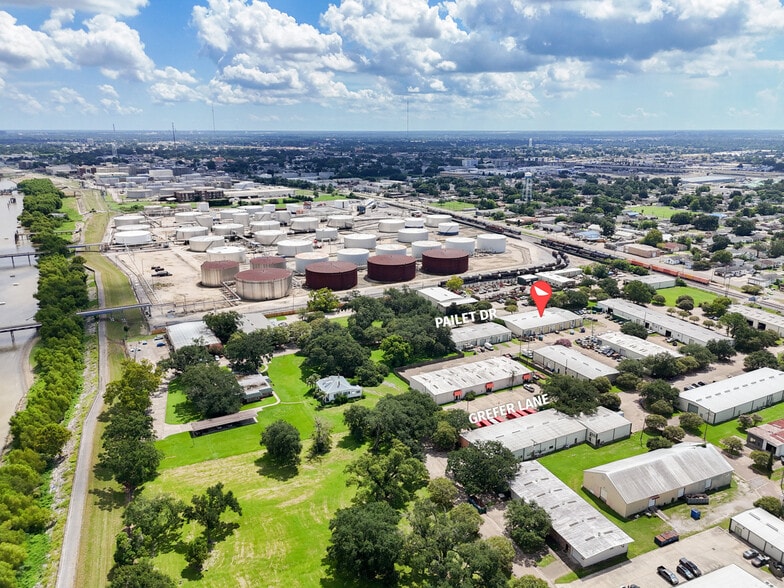 More Photos Of 200-210 Pailet Dr, Harvey Flex For Lease