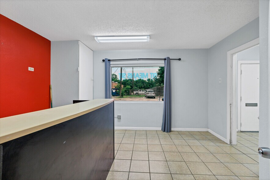 More Photos Of 914 W Commerce St, Dallas Showroom For Lease