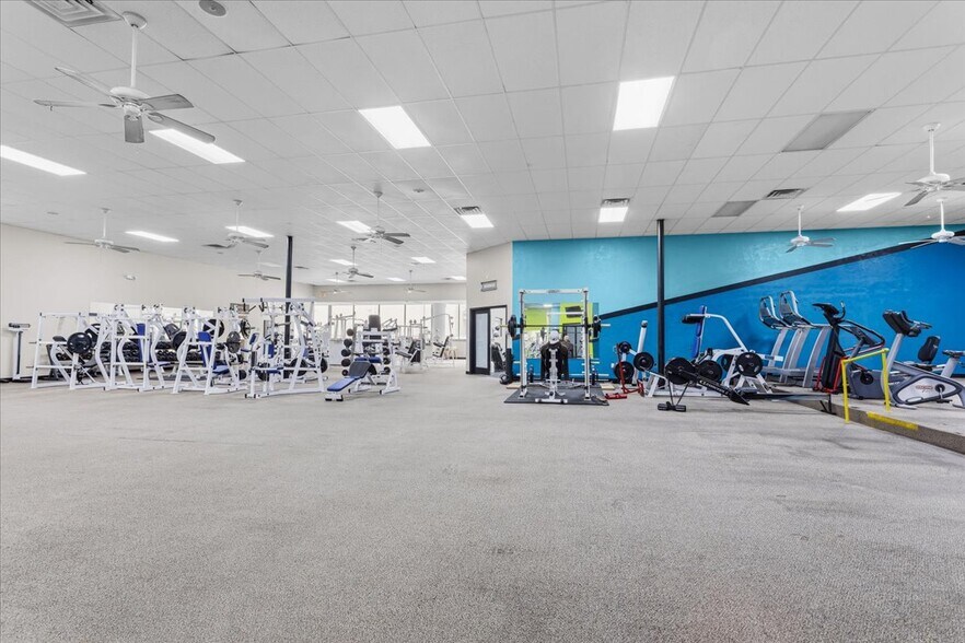 More Photos Of 15043 Main St, Alachua Showroom For Sale