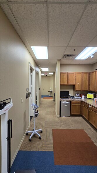 More Photos Of 117-133 W Parkwood Ave, Friendswood Storefront For Lease