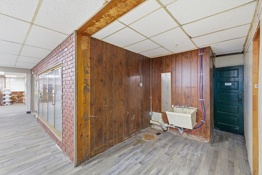 More Photos Of 233 Lexington Ave, Mansfield Convenience Store For Sale