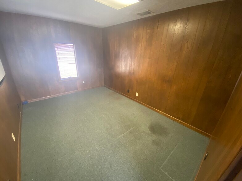 More Photos Of 103 S Stemmons St, Sanger Office For Lease