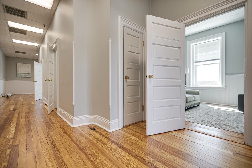 More Photos Of 809 S Main St, Columbia Office For Sale