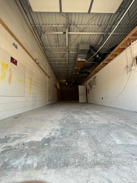More Photos Of 7527 Gary Rd, Manassas Warehouse For Sale