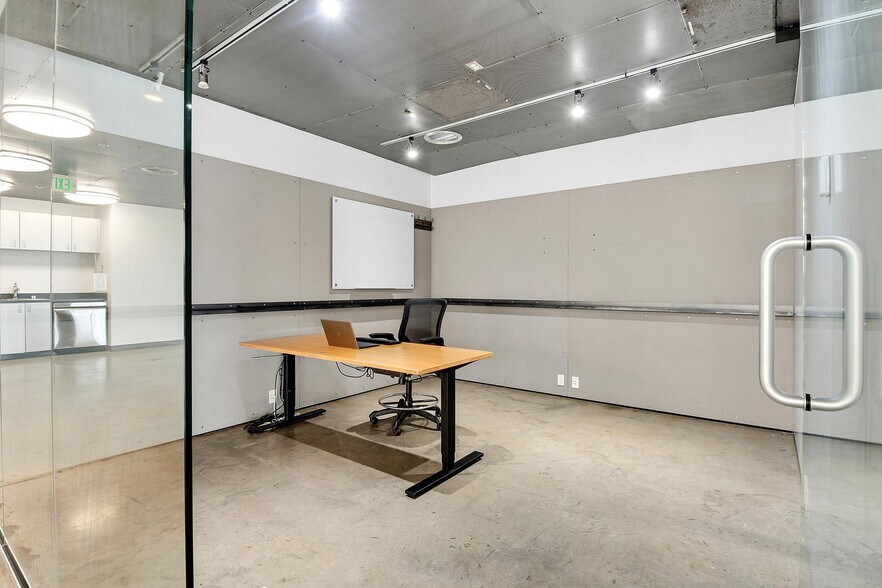 More Photos Of 2727 Western Ave, Seattle Loft Creative Space For Lease