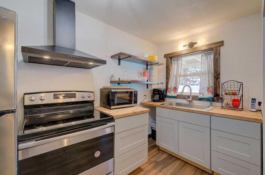 More Photos Of 601 Pacific Ave S, Long Beach Storefront Retail Residential For Sale