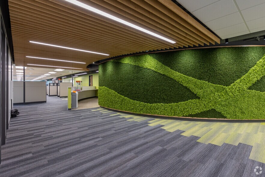 More Photos Of 25300-25330 Telegraph Rd, Southfield Office For Sale