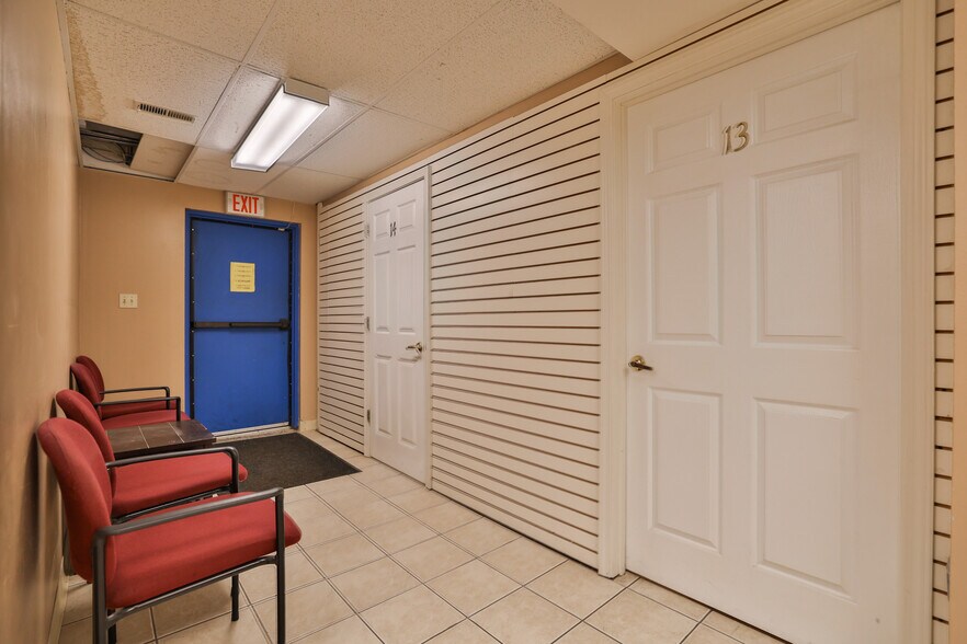 More Photos Of 107 N Bluff Rd, Collinsville Storefront For Sale