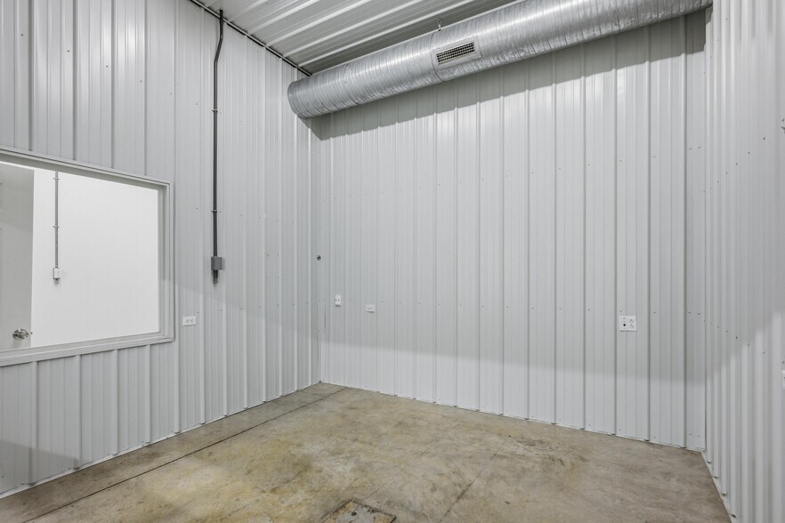 More Photos Of 2307 Missouri Ave, Carthage Light Distribution For Sale