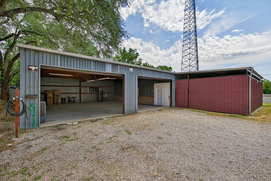 More Photos Of 201 W 9th St, Burnet Warehouse For Lease