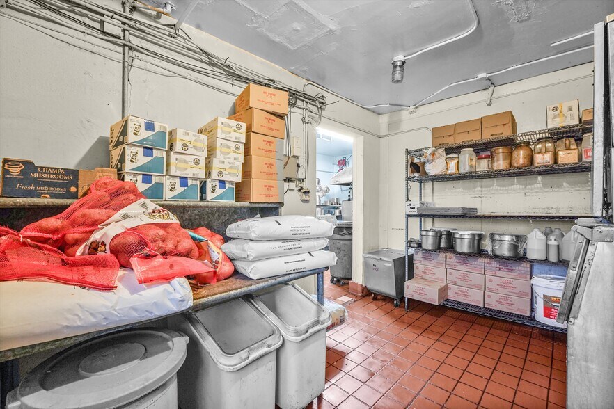 More Photos Of 486 W 20th St, San Pedro Storefront Retail Residential For Sale