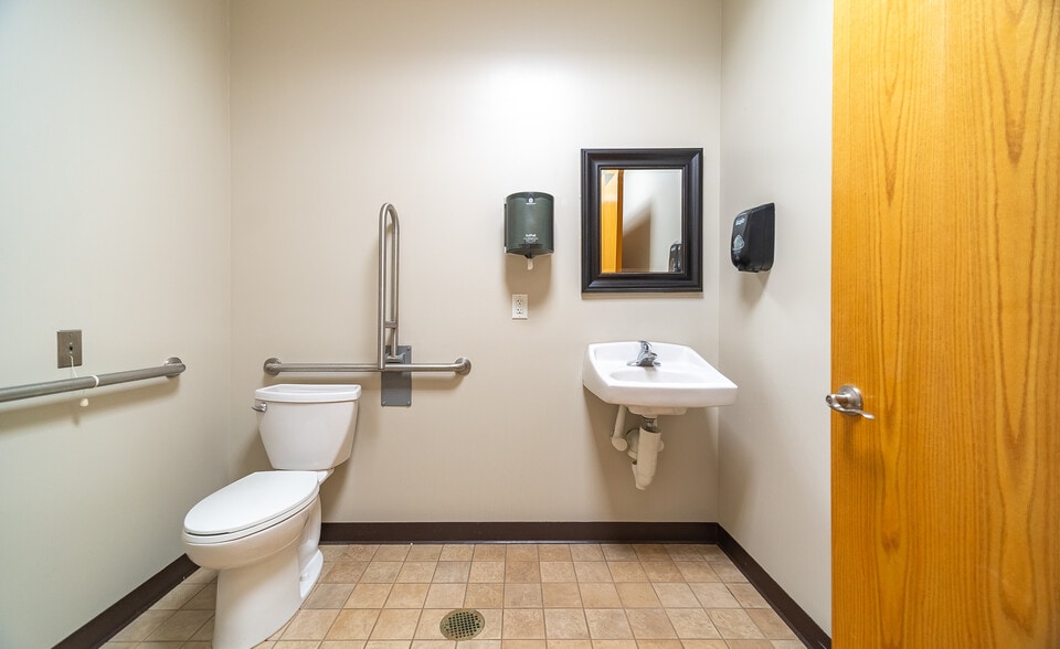 More Photos Of 30 Country Squire Dr, Cromwell Medical For Sale