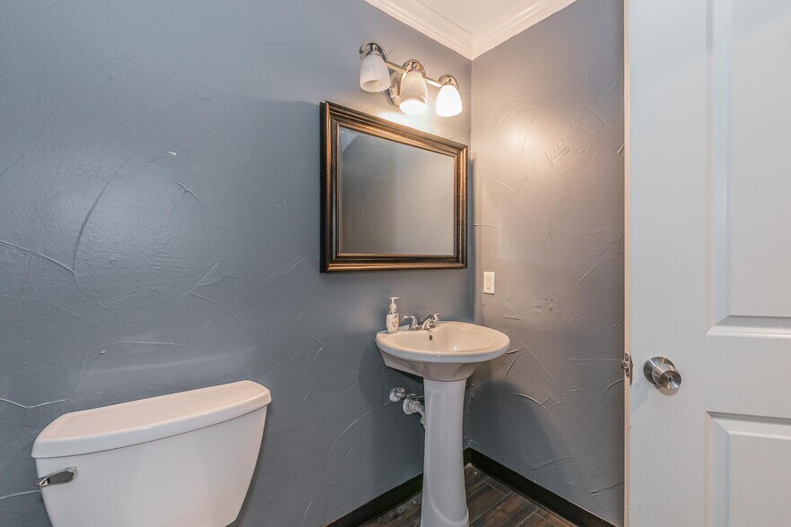 More Photos Of 2823 Kendale Dr, Dallas Medical For Sale