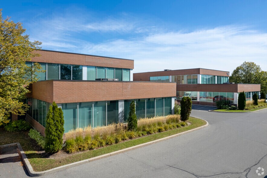 More Photos Of 70 E Beaver Creek Rd, Richmond Hill Light Distribution For Sale