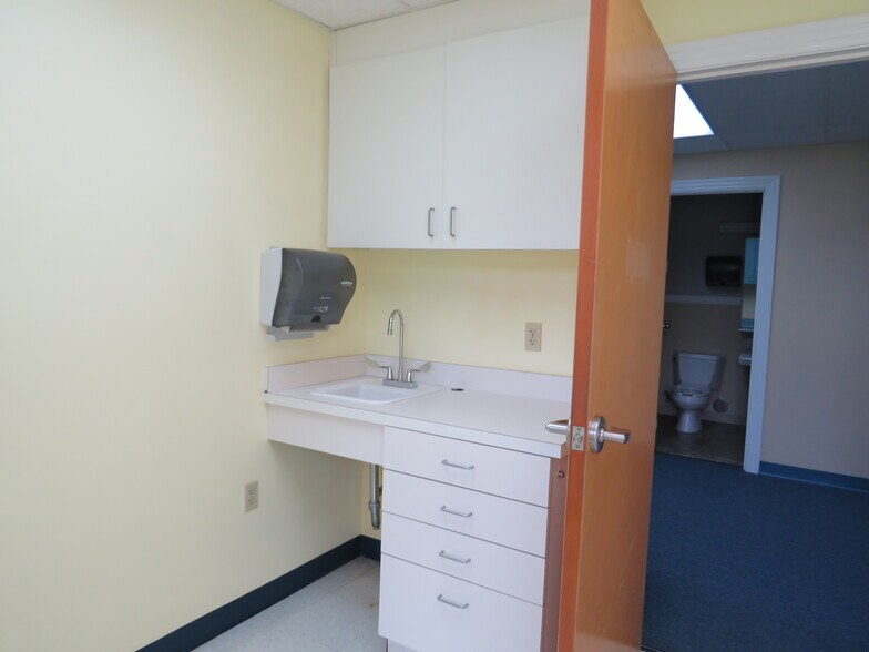 More Photos Of 9506 Hospital Ave, Nassawadox Medical For Sale