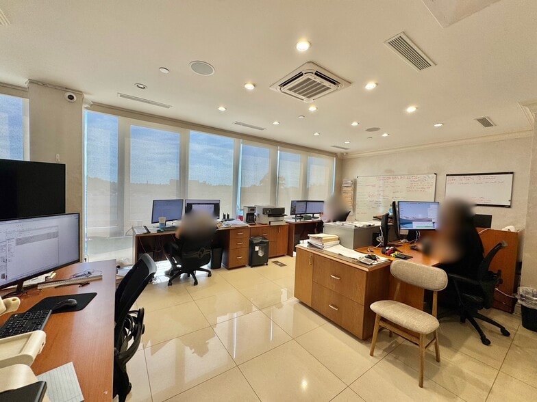 More Photos Of 215-15 Northern Blvd, Bayside Storefront Retail Office For Lease