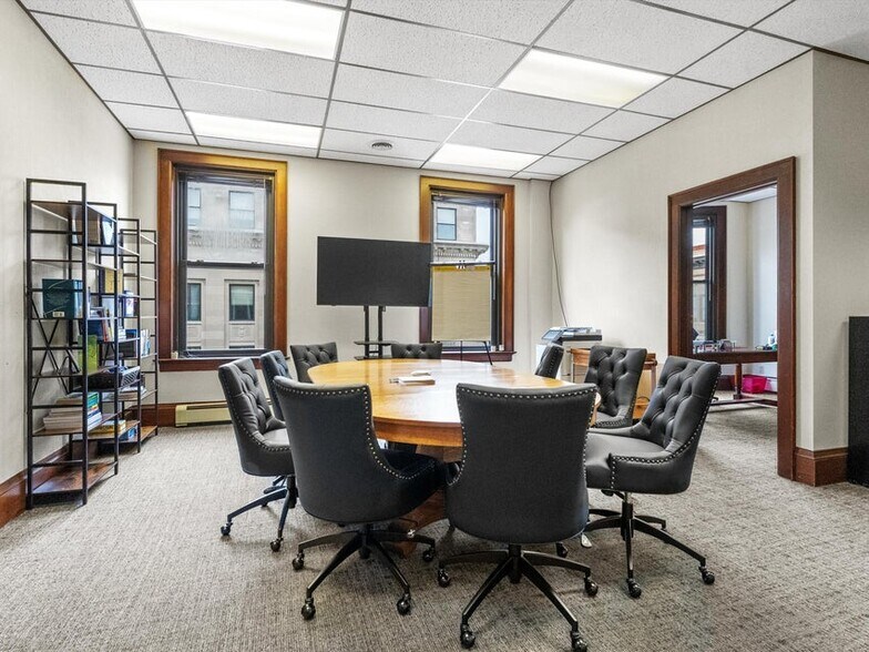 More Photos Of 921-931 8th St, Manitowoc Office For Sale