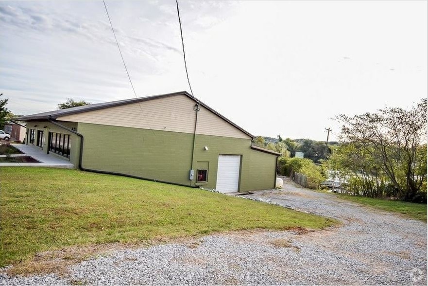 More Photos Of 614 N Spring St, Clarksville Warehouse For Lease