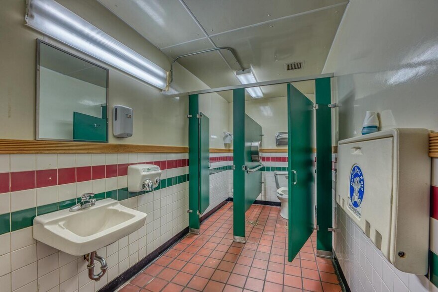 More Photos Of 238 Meadow St, Littleton Freestanding For Sale