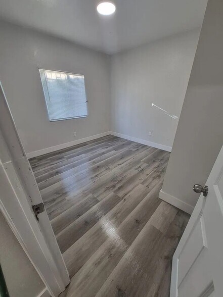 More Photos Of 211 E 55th St, Los Angeles Apartments For Sale