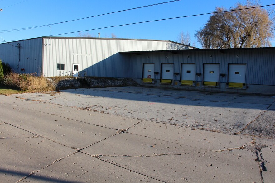 More Photos Of 815-925 E Albert Dr, Manitowoc Warehouse For Lease