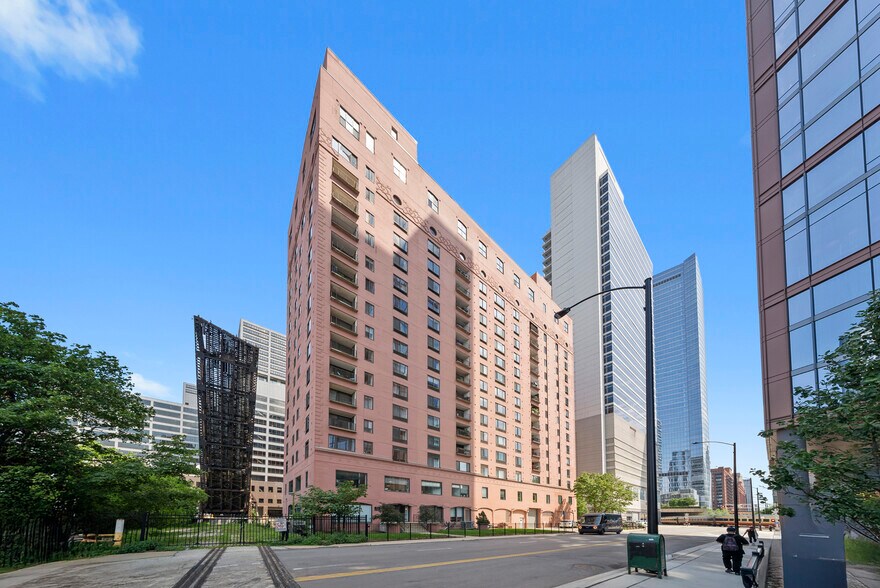 Primary Photo Of 345 N Canal St, Chicago Apartments For Lease