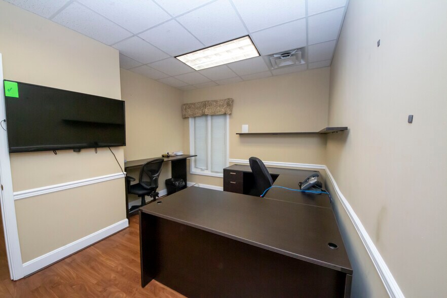 More Photos Of 303 Middletown Pky, Louisville Office For Lease