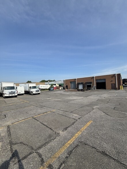 More Photos Of 216-218 Sherwood Ave, Farmingdale Warehouse For Lease