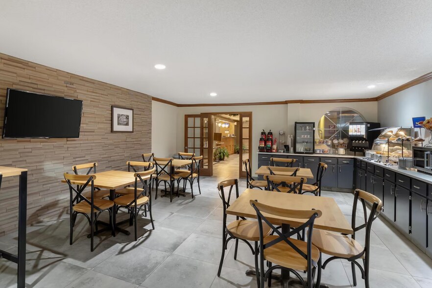 More Photos Of 5131 University Pky, Natchitoches Hotel For Sale