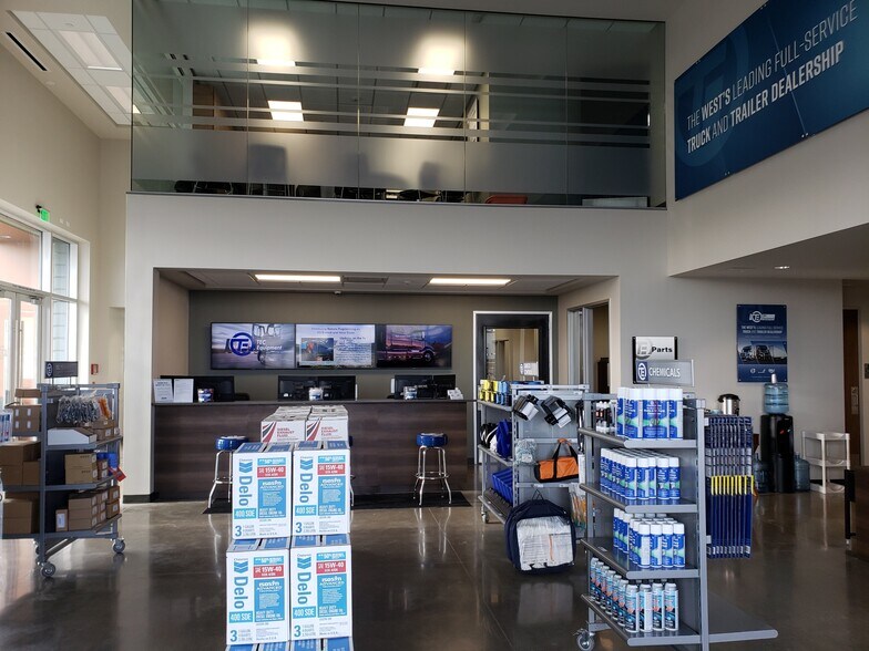 More Photos Of 2475 NW Canal Blvd, Redmond Flex For Lease