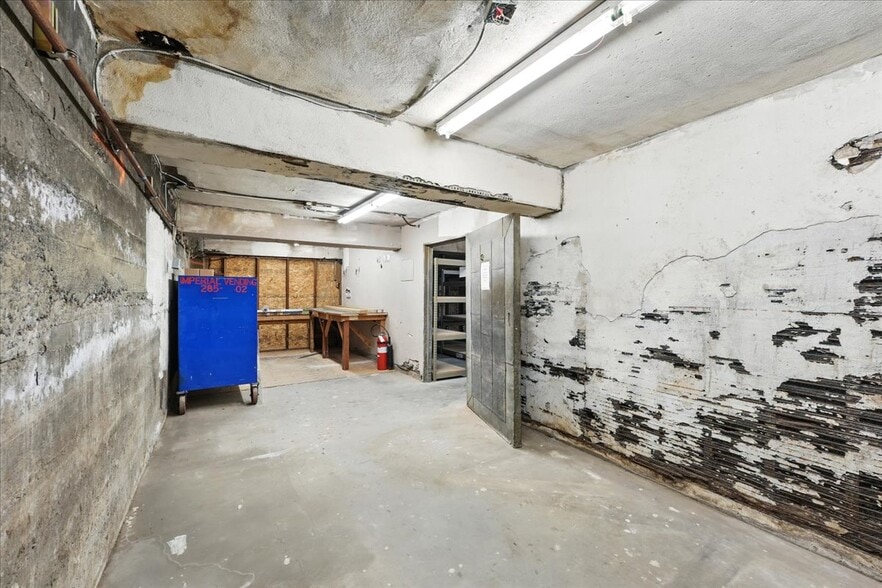 More Photos Of 2975 NE Sandy Blvd, Portland Storefront For Sale